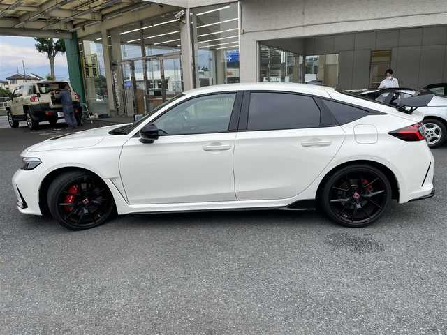 ホンダ シビック タイプR 神奈川県 2023(令5)年 0.7万km チャンピオンシップホワイト ワンオーナー/純正メモリーナビ・地デジTV/純正USB/BT再生/バックモニター/ビルトインETC2.0/純正19インチAW/ブレンボブレーキ/LEDライト/ホンダセンシング/レーダークルーズコントロール/PCS/LKA/BSM/コーナーセンサー/プッシュスタート/スマートキー×2/保証書・取説あり