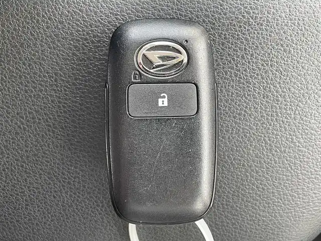 ダイハツ ロッキー G 滋賀県 2020(令2)年 3.8万km ブラックマイカメタリック/コンパーノレッド 純正9型ナビ　/・フルセグTV/・CD/・DVD/・Bluetooth/・USB/・HDMI/・バックカメラ/ドラレコ/ETC/次世代スマートアシスト/・衝突被害軽減システム/・車線逸脱警報抑制機能/・レーダークルーズコントロール/・誤発進抑制機能/・ふらつき警報/・先行車発進お知らせ機能/・進入禁止標識認識機能/・オートハイビーム/・サイドビューランプ/シートヒーター/コーナーセンサー/オートライト/フォグランプ/電格ウィンカーミラー