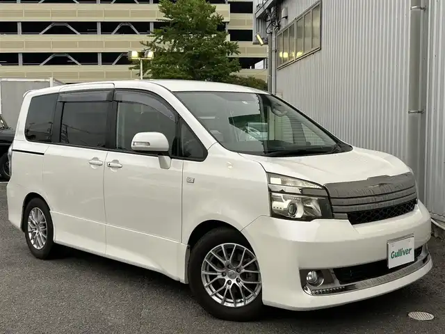 トヨタ ヴォクシー ZS G’s 静岡県 2010(平22)年 9.2万km 白 純性SDナビ（NHZN-W60G 76045）/ 【CD/DVD/BT/地デジTV】/純性LEDヘッドライト/社外16インチAW/G`sフロアマット/G`sエアロパーツ/ウォークスルー/バックカメラ/ETC/スマートキー/3列シート/Bluetooth接続/両側パワースライドドア/フルフラットシート/7人乗り/エンジンスタートボタン