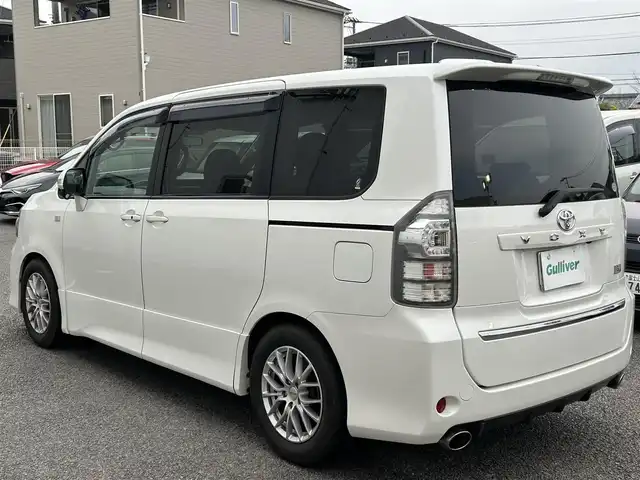 トヨタ ヴォクシー ZS G’s 静岡県 2010(平22)年 9.2万km 白 純性SDナビ（NHZN-W60G 76045）/ 【CD/DVD/BT/地デジTV】/純性LEDヘッドライト/社外16インチAW/G`sフロアマット/G`sエアロパーツ/ウォークスルー/バックカメラ/ETC/スマートキー/3列シート/Bluetooth接続/両側パワースライドドア/フルフラットシート/7人乗り/エンジンスタートボタン