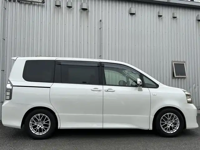 トヨタ ヴォクシー ZS G’s 静岡県 2010(平22)年 9.2万km 白 純性SDナビ（NHZN-W60G 76045）/ 【CD/DVD/BT/地デジTV】/純性LEDヘッドライト/社外16インチAW/G`sフロアマット/G`sエアロパーツ/ウォークスルー/バックカメラ/ETC/スマートキー/3列シート/Bluetooth接続/両側パワースライドドア/フルフラットシート/7人乗り/エンジンスタートボタン