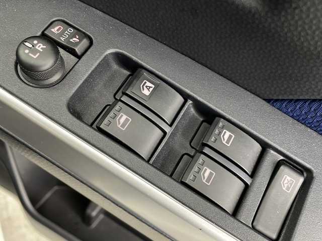 トヨタ ルーミー カスタムG S 千葉県 2018(平30)年 5.1万km パールホワイトⅢ 衝突軽減ブレーキ/レーンキープアシスト/両側パワースライドア/純正9インチメモリナビ/　CD/DVD/BT/フルセグTV/ビルトインETC/バックカメラ/クルーズコントロール/前席シートヒーター/ステアリングスイッチ/革巻きステアリング/電動格納ミラー/スマートキー＆プッシュスタート/純正14インチアルミホイール/LEDヘッドライト/フォグライト