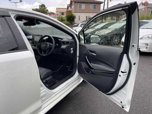 トヨタ カローラツーリング ハイブリッド ダブルバイビー 静岡県 2020(令2)年 6.3万km ホワイトパールクリスタルシャイン ●純正ディスプレイオーディオ（ナビ付き）/（12M66）/●バックカメラ/●レーダークルーズコントロール/●衝突軽減ブレーキ/●レーンキープアシスト/●前後コーナーセンサー/●オートブレーキホールド/●電動パーキングブレーキ/●LED/●オートライト/●オートマチックハイビーム/●革巻きステアリング/●ステアリングスイッチ/●電動格納ウインカーミラー/●ETC/●純正フロアマット/●ドアバイザー/●ドライブレコーダー/●プッシュスタート/●スマートキー/●スペアキー1本/●横滑り防止装置/●純正17インチアルミホイール/●W+サイド+カーテンSRS+ABS/●取扱説明書