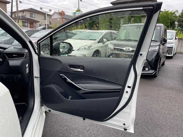 トヨタ カローラツーリング ハイブリッド ダブルバイビー 静岡県 2020(令2)年 6.3万km ホワイトパールクリスタルシャイン ●純正ディスプレイオーディオ（ナビ付き）/（12M66）/●バックカメラ/●レーダークルーズコントロール/●衝突軽減ブレーキ/●レーンキープアシスト/●前後コーナーセンサー/●オートブレーキホールド/●電動パーキングブレーキ/●LED/●オートライト/●オートマチックハイビーム/●革巻きステアリング/●ステアリングスイッチ/●電動格納ウインカーミラー/●ETC/●純正フロアマット/●ドアバイザー/●ドライブレコーダー/●プッシュスタート/●スマートキー/●スペアキー1本/●横滑り防止装置/●純正17インチアルミホイール/●W+サイド+カーテンSRS+ABS/●取扱説明書