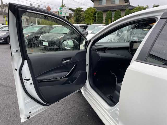 トヨタ カローラツーリング ハイブリッド ダブルバイビー 静岡県 2020(令2)年 6.3万km ホワイトパールクリスタルシャイン ●純正ディスプレイオーディオ（ナビ付き）/（12M66）/●バックカメラ/●レーダークルーズコントロール/●衝突軽減ブレーキ/●レーンキープアシスト/●前後コーナーセンサー/●オートブレーキホールド/●電動パーキングブレーキ/●LED/●オートライト/●オートマチックハイビーム/●革巻きステアリング/●ステアリングスイッチ/●電動格納ウインカーミラー/●ETC/●純正フロアマット/●ドアバイザー/●ドライブレコーダー/●プッシュスタート/●スマートキー/●スペアキー1本/●横滑り防止装置/●純正17インチアルミホイール/●W+サイド+カーテンSRS+ABS/●取扱説明書