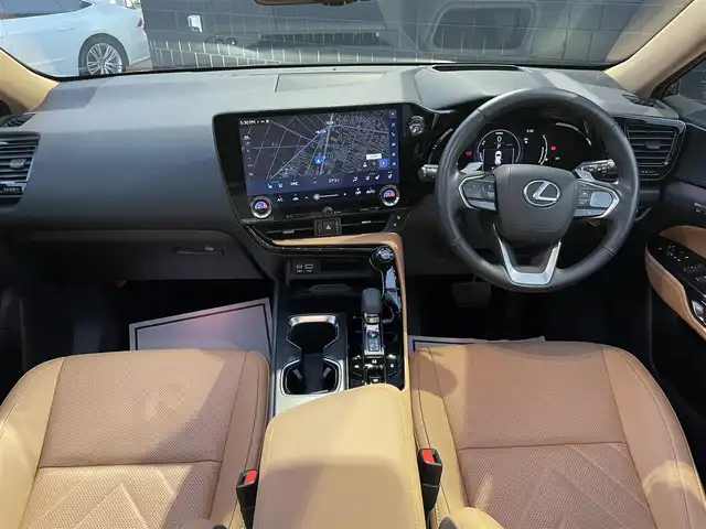 レクサス ＮＸ 350h バージョンL 埼玉県 2023(令5)年 0.8万km グラファイトブラックガラスフレーク ワンオーナー/ガラスムーンルーフ/衝突被害軽減ブレーキ/レーンキープアシスト/ブラウンレザーシート/エアシート＆シートヒーター/純正ナビ/・Miracast/BT/USB/ETC2.0/ヘッドアップディスプレイ/・フルセグテレビ/電動格納サードシート/プッシュスタート/LEDヘッドライト/オートヘッドライト/オートマチックハイビーム/ダウンヒルアシストコントロール