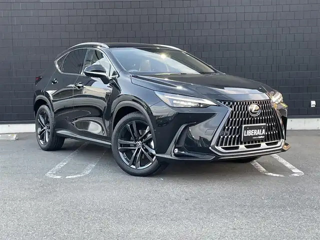 レクサス ＮＸ 350h バージョンL 埼玉県 2023(令5)年 0.8万km グラファイトブラックガラスフレーク ワンオーナー/ガラスムーンルーフ/衝突被害軽減ブレーキ/レーンキープアシスト/ブラウンレザーシート/エアシート＆シートヒーター/純正ナビ/・Miracast/BT/USB/ETC2.0/ヘッドアップディスプレイ/・フルセグテレビ/電動格納サードシート/プッシュスタート/LEDヘッドライト/オートヘッドライト/オートマチックハイビーム/ダウンヒルアシストコントロール