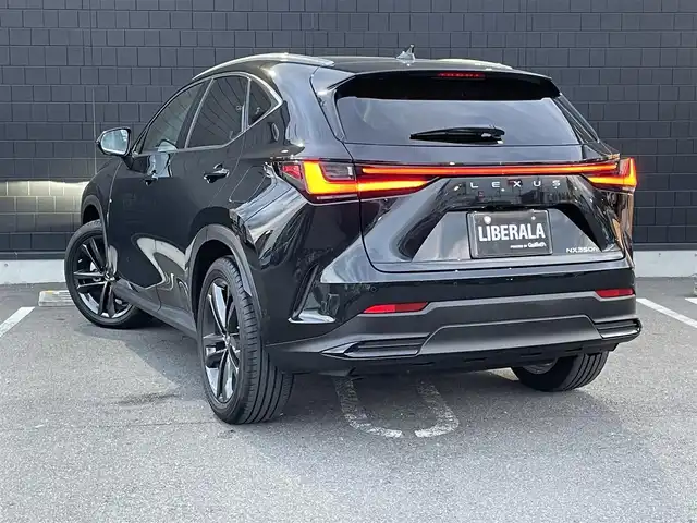 レクサス ＮＸ 350h バージョンL 埼玉県 2023(令5)年 0.8万km グラファイトブラックガラスフレーク ワンオーナー/ガラスムーンルーフ/衝突被害軽減ブレーキ/レーンキープアシスト/ブラウンレザーシート/エアシート＆シートヒーター/純正ナビ/・Miracast/BT/USB/ETC2.0/ヘッドアップディスプレイ/・フルセグテレビ/電動格納サードシート/プッシュスタート/LEDヘッドライト/オートヘッドライト/オートマチックハイビーム/ダウンヒルアシストコントロール