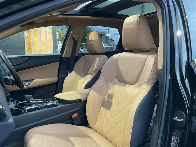 レクサス ＮＸ 350h バージョンL 埼玉県 2023(令5)年 0.8万km グラファイトブラックガラスフレーク ワンオーナー/ガラスムーンルーフ/衝突被害軽減ブレーキ/レーンキープアシスト/ブラウンレザーシート/エアシート＆シートヒーター/純正ナビ/・Miracast/BT/USB/ETC2.0/ヘッドアップディスプレイ/・フルセグテレビ/電動格納サードシート/プッシュスタート/LEDヘッドライト/オートヘッドライト/オートマチックハイビーム/ダウンヒルアシストコントロール
