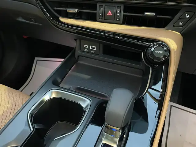 レクサス ＮＸ 350h バージョンL 埼玉県 2023(令5)年 0.8万km グラファイトブラックガラスフレーク ワンオーナー/ガラスムーンルーフ/衝突被害軽減ブレーキ/レーンキープアシスト/ブラウンレザーシート/エアシート＆シートヒーター/純正ナビ/・Miracast/BT/USB/ETC2.0/ヘッドアップディスプレイ/・フルセグテレビ/電動格納サードシート/プッシュスタート/LEDヘッドライト/オートヘッドライト/オートマチックハイビーム/ダウンヒルアシストコントロール