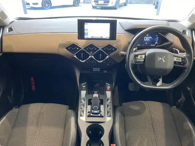 ＤＳオートモビル ＤＳ３ クロスバック ソーシック 熊本県 2021(令3)年 2.5万km BLANC PERLE NACRE ・スマートキー/・プッシュスタート/・アクティブセーフティブレーキ/・トラフィックサインインフォメーション/・ブラインドスポットモニター/・アダプティブライト/・パーキングセンサー/・クルーズコントロール(追従式)/・ハーフレザーシート/・純正メモリナビ/　【Bluetooth・USB・AppleCarPlay・AndroidAuto】/・フルセグTV/・バックカメラ/・ETC/・ドライブレコーダー（前方録画）/・ワイヤレス充電/・LEDヘッドランプ/・純正マット/・保証書/取説