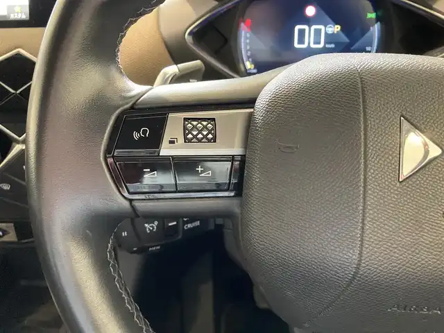 ＤＳオートモビル ＤＳ３ クロスバック ソーシック 熊本県 2021(令3)年 2.5万km BLANC PERLE NACRE ・スマートキー/・プッシュスタート/・アクティブセーフティブレーキ/・トラフィックサインインフォメーション/・ブラインドスポットモニター/・アダプティブライト/・パーキングセンサー/・クルーズコントロール(追従式)/・ハーフレザーシート/・純正メモリナビ/　【Bluetooth・USB・AppleCarPlay・AndroidAuto】/・フルセグTV/・バックカメラ/・ETC/・ドライブレコーダー（前方録画）/・ワイヤレス充電/・LEDヘッドランプ/・純正マット/・保証書/取説