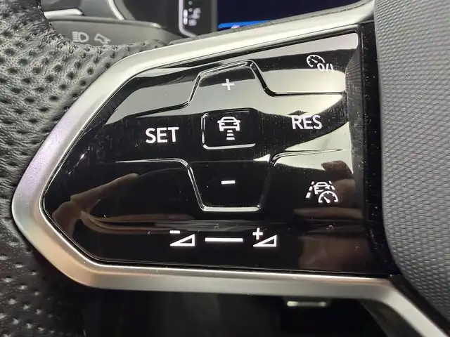 フォルクスワーゲン ティグアン TSI Rライン 愛知県 2022(令4)年 2.2万km 黒 ワンオーナー/純正9インチナビ/アラウンドビューカメラ/プリクラッシュブレーキシステム/アダプティブクルーズコントロール/横滑り防止装置/コーナーセンサー/レーンキープアシスト/オートライト/LEDヘッドライト/電動リアゲート/パワーシート/全席シートヒーター/ステアリングヒーター/ETC2.0/純正19インチアルミホイール/純正フロアマット/パーキングアシスト/プッシュスタート/スマートキー/スペアキー