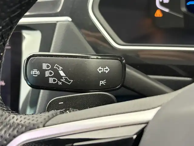 フォルクスワーゲン ティグアン TSI Rライン 愛知県 2022(令4)年 2.2万km 黒 ワンオーナー/純正9インチナビ/アラウンドビューカメラ/プリクラッシュブレーキシステム/アダプティブクルーズコントロール/横滑り防止装置/コーナーセンサー/レーンキープアシスト/オートライト/LEDヘッドライト/電動リアゲート/パワーシート/全席シートヒーター/ステアリングヒーター/ETC2.0/純正19インチアルミホイール/純正フロアマット/パーキングアシスト/プッシュスタート/スマートキー/スペアキー