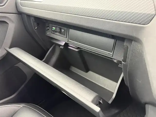 フォルクスワーゲン ティグアン TSI Rライン 愛知県 2022(令4)年 2.2万km 黒 ワンオーナー/純正9インチナビ/アラウンドビューカメラ/プリクラッシュブレーキシステム/アダプティブクルーズコントロール/横滑り防止装置/コーナーセンサー/レーンキープアシスト/オートライト/LEDヘッドライト/電動リアゲート/パワーシート/全席シートヒーター/ステアリングヒーター/ETC2.0/純正19インチアルミホイール/純正フロアマット/パーキングアシスト/プッシュスタート/スマートキー/スペアキー