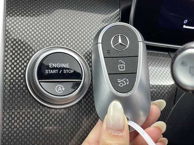 メルセデス・ベンツ Ｃ１８０ アバンギャルド AMGライン 大阪府 2023(令5)年 1.7万km 黒 MBUXARナビ/【フルセグTV/Bluetooth/FM/AM】/サンルーフ/ブラインドスポットモニター(BSM)/HUD/全方位カメラ/パーキングアシスト/レーダークルーズコントロール/レーダーセーフティ/黒革シート/パワーシート/シートヒーター/パドルシフト/ETC/保証書/取扱説明書/点検記録簿/スペアキー1本