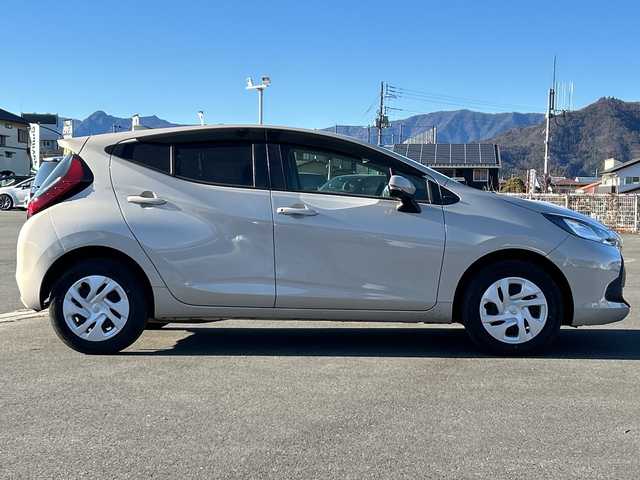 トヨタ アクア 山梨県 2022(令4)年 5.8万km クリアベージュメタリック 純正ナビ　/４WD/全方位カメラ　/ビルトインETC　/全席両側シートヒーター　/AC100V電源　/前後ドライブレコーダー　/LEDヘッドライト　/前後コーナーセンサー　/クルーズコントロール　/純正アルミホイール