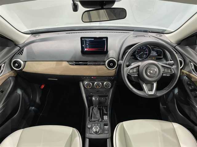 マツダ ＣＸ－３ 15S アーバンドレッサー 愛知県 2023(令5)年 3.2万km セラミックM 純正８インチナビ　/（Bluetooth/フルセグTV/CD・DVD再生/USB/CarPlay/AUX)/ＣＤ／ＤＶＤデッキ/３６０°モニター　/衝突軽減ブレーキ　/レーダークルーズコントロール　/ＥＴＣ　　/シートヒーター　/ステアリングヒーター　/前後ドライブレコーダー　/ブラインドスポットモニター/ヘッドアップディスプレイ/レーンキープアシスト/コーナーセンサー/アイドリングストップ/オートブレーキホールド機能/LEDヘッドライト/白半レザーシート/純正フロアマット/プッシュスタート/　　-スマートキー