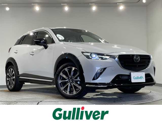 マツダ ＣＸ－３ 15S アーバンドレッサー 愛知県 2023(令5)年 3.2万km セラミックM 純正８インチナビ　/（Bluetooth/フルセグTV/CD・DVD再生/USB/CarPlay/AUX)/ＣＤ／ＤＶＤデッキ/３６０°モニター　/衝突軽減ブレーキ　/レーダークルーズコントロール　/ＥＴＣ　　/シートヒーター　/ステアリングヒーター　/前後ドライブレコーダー　/ブラインドスポットモニター/ヘッドアップディスプレイ/レーンキープアシスト/コーナーセンサー/アイドリングストップ/オートブレーキホールド機能/LEDヘッドライト/白半レザーシート/純正フロアマット/プッシュスタート/　　-スマートキー