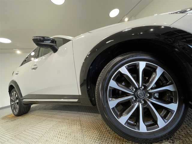 マツダ ＣＸ－３ 15S アーバンドレッサー 愛知県 2023(令5)年 3.2万km セラミックM 純正８インチナビ　/（Bluetooth/フルセグTV/CD・DVD再生/USB/CarPlay/AUX)/ＣＤ／ＤＶＤデッキ/３６０°モニター　/衝突軽減ブレーキ　/レーダークルーズコントロール　/ＥＴＣ　　/シートヒーター　/ステアリングヒーター　/前後ドライブレコーダー　/ブラインドスポットモニター/ヘッドアップディスプレイ/レーンキープアシスト/コーナーセンサー/アイドリングストップ/オートブレーキホールド機能/LEDヘッドライト/白半レザーシート/純正フロアマット/プッシュスタート/　　-スマートキー