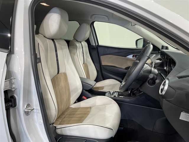 マツダ ＣＸ－３ 15S アーバンドレッサー 愛知県 2023(令5)年 3.2万km セラミックM 純正８インチナビ　/（Bluetooth/フルセグTV/CD・DVD再生/USB/CarPlay/AUX)/ＣＤ／ＤＶＤデッキ/３６０°モニター　/衝突軽減ブレーキ　/レーダークルーズコントロール　/ＥＴＣ　　/シートヒーター　/ステアリングヒーター　/前後ドライブレコーダー　/ブラインドスポットモニター/ヘッドアップディスプレイ/レーンキープアシスト/コーナーセンサー/アイドリングストップ/オートブレーキホールド機能/LEDヘッドライト/白半レザーシート/純正フロアマット/プッシュスタート/　　-スマートキー
