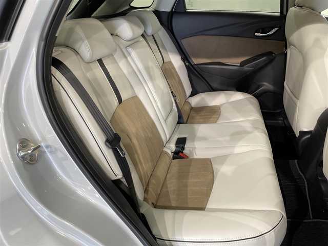 マツダ ＣＸ－３ 15S アーバンドレッサー 愛知県 2023(令5)年 3.2万km セラミックM 純正８インチナビ　/（Bluetooth/フルセグTV/CD・DVD再生/USB/CarPlay/AUX)/ＣＤ／ＤＶＤデッキ/３６０°モニター　/衝突軽減ブレーキ　/レーダークルーズコントロール　/ＥＴＣ　　/シートヒーター　/ステアリングヒーター　/前後ドライブレコーダー　/ブラインドスポットモニター/ヘッドアップディスプレイ/レーンキープアシスト/コーナーセンサー/アイドリングストップ/オートブレーキホールド機能/LEDヘッドライト/白半レザーシート/純正フロアマット/プッシュスタート/　　-スマートキー