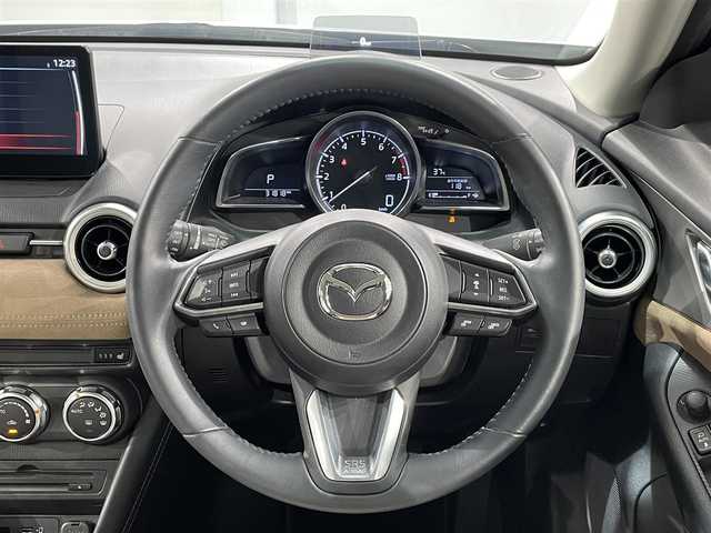 マツダ ＣＸ－３ 15S アーバンドレッサー 愛知県 2023(令5)年 3.2万km セラミックM 純正８インチナビ　/（Bluetooth/フルセグTV/CD・DVD再生/USB/CarPlay/AUX)/ＣＤ／ＤＶＤデッキ/３６０°モニター　/衝突軽減ブレーキ　/レーダークルーズコントロール　/ＥＴＣ　　/シートヒーター　/ステアリングヒーター　/前後ドライブレコーダー　/ブラインドスポットモニター/ヘッドアップディスプレイ/レーンキープアシスト/コーナーセンサー/アイドリングストップ/オートブレーキホールド機能/LEDヘッドライト/白半レザーシート/純正フロアマット/プッシュスタート/　　-スマートキー