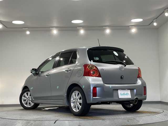 トヨタ ヴィッツ RS 愛知県 2010(平22)年 2.7万km ミディアムシルバーメタリック 純正メモリナビ（NSCN-W59C）/・AM/FM/CD/・テレビ/エアコン/ETC/純正15インチアルミホイル/純正フロアマット/保証書/取扱説明書