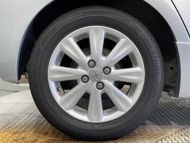 トヨタ ヴィッツ RS 愛知県 2010(平22)年 2.7万km ミディアムシルバーメタリック 純正メモリナビ（NSCN-W59C）/・AM/FM/CD/・テレビ/エアコン/ETC/純正15インチアルミホイル/純正フロアマット/保証書/取扱説明書