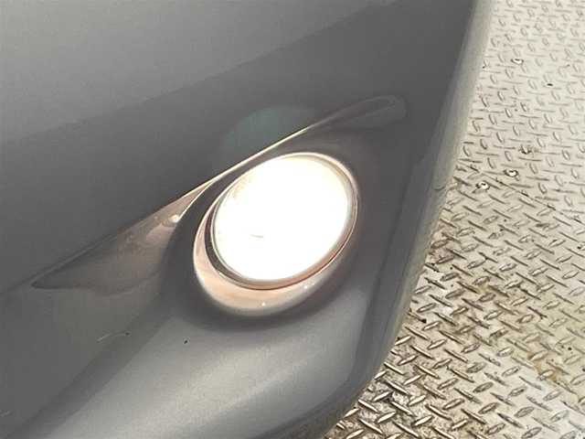 トヨタ ヴィッツ RS 愛知県 2010(平22)年 2.7万km ミディアムシルバーメタリック 純正メモリナビ（NSCN-W59C）/・AM/FM/CD/・テレビ/エアコン/ETC/純正15インチアルミホイル/純正フロアマット/保証書/取扱説明書