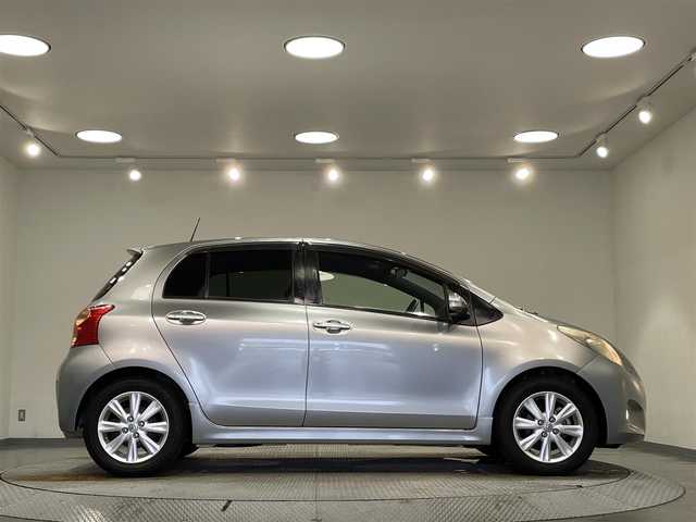 トヨタ ヴィッツ RS 愛知県 2010(平22)年 2.7万km ミディアムシルバーメタリック 純正メモリナビ（NSCN-W59C）/・AM/FM/CD/・テレビ/エアコン/ETC/純正15インチアルミホイル/純正フロアマット/保証書/取扱説明書