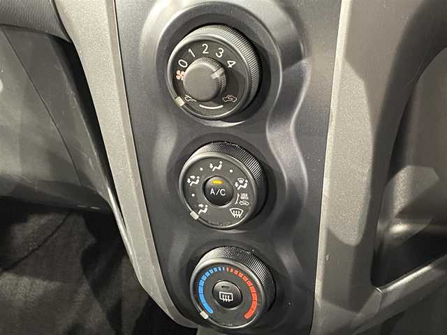 トヨタ ヴィッツ RS 愛知県 2010(平22)年 2.7万km ミディアムシルバーメタリック 純正メモリナビ（NSCN-W59C）/・AM/FM/CD/・テレビ/エアコン/ETC/純正15インチアルミホイル/純正フロアマット/保証書/取扱説明書