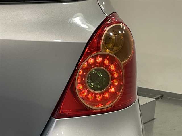 トヨタ ヴィッツ RS 愛知県 2010(平22)年 2.7万km ミディアムシルバーメタリック 純正メモリナビ（NSCN-W59C）/・AM/FM/CD/・テレビ/エアコン/ETC/純正15インチアルミホイル/純正フロアマット/保証書/取扱説明書