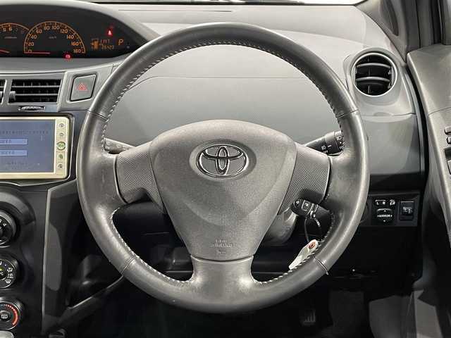 トヨタ ヴィッツ RS 愛知県 2010(平22)年 2.7万km ミディアムシルバーメタリック 純正メモリナビ（NSCN-W59C）/・AM/FM/CD/・テレビ/エアコン/ETC/純正15インチアルミホイル/純正フロアマット/保証書/取扱説明書