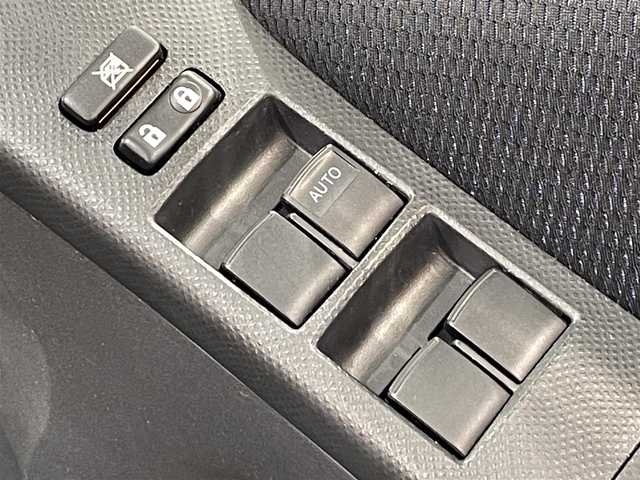 トヨタ ヴィッツ RS 愛知県 2010(平22)年 2.7万km ミディアムシルバーメタリック 純正メモリナビ（NSCN-W59C）/・AM/FM/CD/・テレビ/エアコン/ETC/純正15インチアルミホイル/純正フロアマット/保証書/取扱説明書