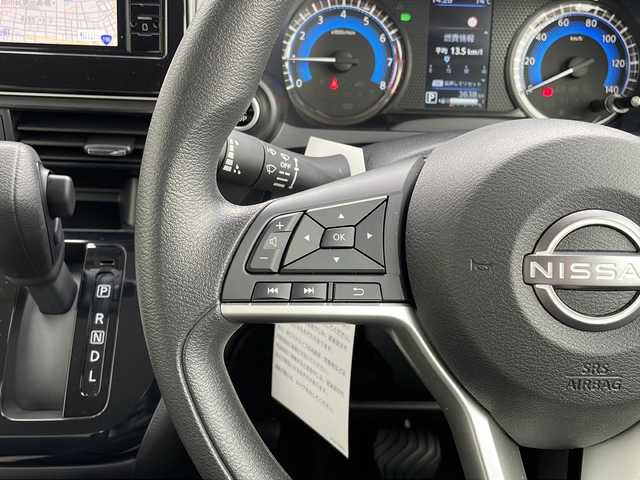 日産 デイズ X 山口県 2024(令6)年 0.4万km ブラック 9インチ純正ナビ【MM223D-L】/・AM/FM/Bluetooth/フルセグテレビ/アラウンドビューモニター/エマージェンシーブレーキ/ディスプレイ付自動防眩式ルームミラー/ステアリングスイッチ/純正フロアマット/純正アルミホイール/ハロゲンヘッドライト/オートライト/オートマチックハイビーム/電動格納式リモコンカラードドアミラー/スマートキー/プッシュアップスタート/USB電源ソケット/アイドリングストップ/ダウンヒルアシストコントロール/フロント&バックソナー/パーキングアシスト/横滑り防止装置/盗難防止装置