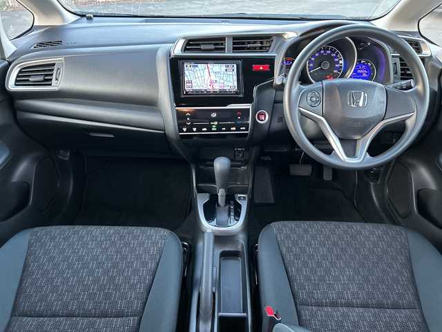 ホンダ フィット 13G Fパッケージ 山梨県 2017(平29)年 5.1万km プレミアムホワイトパールⅡ 純正SDナビ/　(CD/DVD/USB/SD/BT/フルセグTV)/バックカメラ/社外16インチアルミホイール/社外フロアマット/ハロゲンライト/フルオートエアコン/アイドリングストップ/横滑り防止装置/スマートキー/ETC