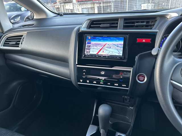 ホンダ フィット 13G Fパッケージ 山梨県 2017(平29)年 5.1万km プレミアムホワイトパールⅡ 純正SDナビ/　(CD/DVD/USB/SD/BT/フルセグTV)/バックカメラ/社外16インチアルミホイール/社外フロアマット/ハロゲンライト/フルオートエアコン/アイドリングストップ/横滑り防止装置/スマートキー/ETC