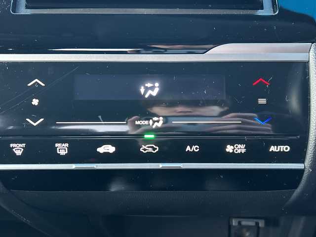 ホンダ フィット 13G Fパッケージ 山梨県 2017(平29)年 5.1万km プレミアムホワイトパールⅡ 純正SDナビ/　(CD/DVD/USB/SD/BT/フルセグTV)/バックカメラ/社外16インチアルミホイール/社外フロアマット/ハロゲンライト/フルオートエアコン/アイドリングストップ/横滑り防止装置/スマートキー/ETC