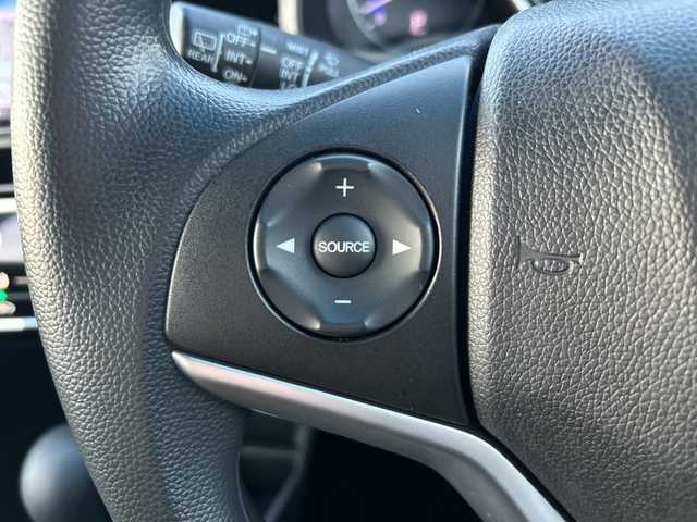 ホンダ フィット 13G Fパッケージ 山梨県 2017(平29)年 5.1万km プレミアムホワイトパールⅡ 純正SDナビ/　(CD/DVD/USB/SD/BT/フルセグTV)/バックカメラ/社外16インチアルミホイール/社外フロアマット/ハロゲンライト/フルオートエアコン/アイドリングストップ/横滑り防止装置/スマートキー/ETC