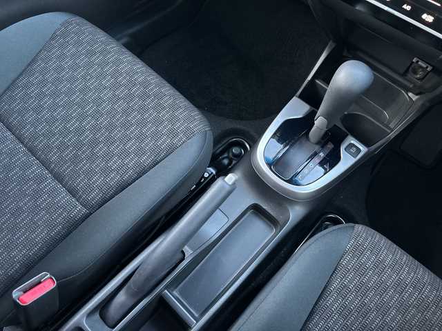 ホンダ フィット 13G Fパッケージ 山梨県 2017(平29)年 5.1万km プレミアムホワイトパールⅡ 純正SDナビ/　(CD/DVD/USB/SD/BT/フルセグTV)/バックカメラ/社外16インチアルミホイール/社外フロアマット/ハロゲンライト/フルオートエアコン/アイドリングストップ/横滑り防止装置/スマートキー/ETC