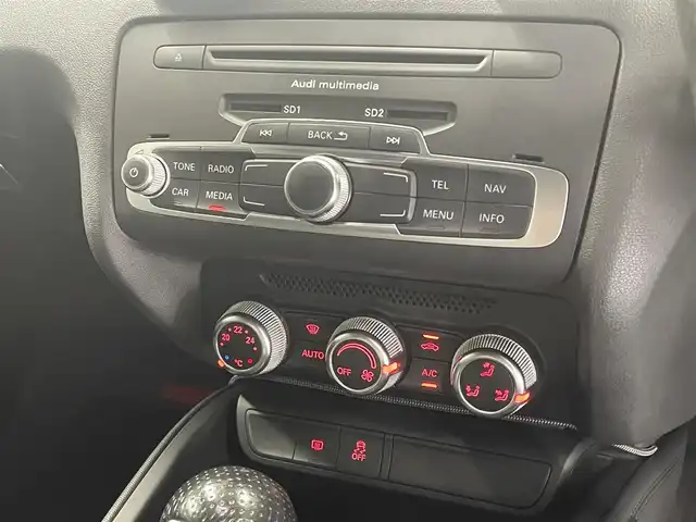 アウディ Ａ１ アーバンレーサーリミテッド 静岡県 2014(平26)年 6.8万km デイトナグレーパールエフェクト 150台限定モデル185Ps/専用Slineハーフレザーシート /専用18インチアルミホイール/ブラックエンブレムグリル/社外車高調/HIDヘッドライト/プッシュスタートボタン/デジタルインナーミラードラレコ/キーレスx2/ETC