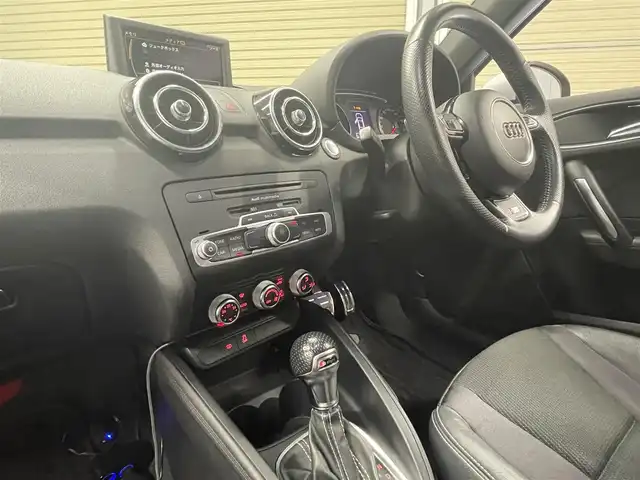 アウディ Ａ１ アーバンレーサーリミテッド 静岡県 2014(平26)年 6.8万km デイトナグレーパールエフェクト 150台限定モデル185Ps/専用Slineハーフレザーシート /専用18インチアルミホイール/ブラックエンブレムグリル/社外車高調/HIDヘッドライト/プッシュスタートボタン/デジタルインナーミラードラレコ/キーレスx2/ETC