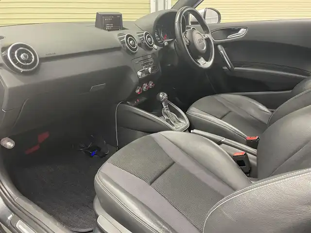 アウディ Ａ１ アーバンレーサーリミテッド 静岡県 2014(平26)年 6.8万km デイトナグレーパールエフェクト 150台限定モデル185Ps/専用Slineハーフレザーシート /専用18インチアルミホイール/ブラックエンブレムグリル/社外車高調/HIDヘッドライト/プッシュスタートボタン/デジタルインナーミラードラレコ/キーレスx2/ETC