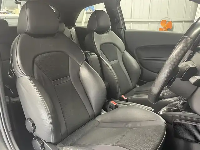 アウディ Ａ１ アーバンレーサーリミテッド 静岡県 2014(平26)年 6.8万km デイトナグレーパールエフェクト 150台限定モデル185Ps/専用Slineハーフレザーシート /専用18インチアルミホイール/ブラックエンブレムグリル/社外車高調/HIDヘッドライト/プッシュスタートボタン/デジタルインナーミラードラレコ/キーレスx2/ETC