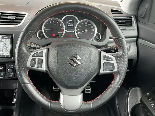 スズキ スイフト スポーツ 鹿児島県 2012(平24)年 8.4万km プレミアムシルバーメタリック 6速マニュアル車/社外ナビ(CN-MW240D)/社外CD/DVD再生可/社外フルセグTV/クルーズコントロール/オートエアコン/オートライト/社外マフラー/キセノンヘッドライト/電動格納ミラー/純正フォグ/ドアバイザー/保証書/取扱説明書/スペアキー1本(スマートキー)