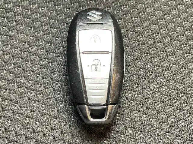 スズキ スイフト スポーツ 鹿児島県 2012(平24)年 8.4万km プレミアムシルバーメタリック 6速マニュアル車/社外ナビ(CN-MW240D)/社外CD/DVD再生可/社外フルセグTV/クルーズコントロール/オートエアコン/オートライト/社外マフラー/キセノンヘッドライト/電動格納ミラー/純正フォグ/ドアバイザー/保証書/取扱説明書/スペアキー1本(スマートキー)