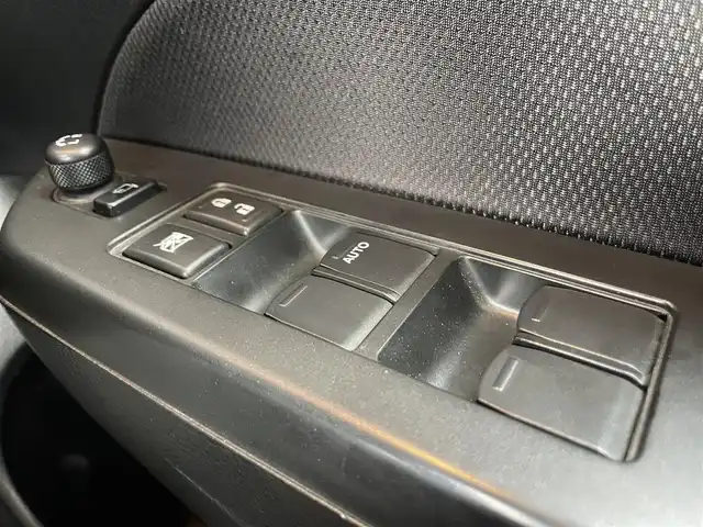 スズキ スイフト スポーツ 鹿児島県 2012(平24)年 8.4万km プレミアムシルバーメタリック 6速マニュアル車/社外ナビ(CN-MW240D)/社外CD/DVD再生可/社外フルセグTV/クルーズコントロール/オートエアコン/オートライト/社外マフラー/キセノンヘッドライト/電動格納ミラー/純正フォグ/ドアバイザー/保証書/取扱説明書/スペアキー1本(スマートキー)