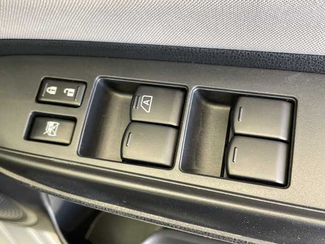 日産 ノート e－パワー X 栃木県 2019(令1)年 5万km ブリリアントシルバー 純正ナビ/(CD-DVD/TV/Bluetooth)/衝突被害軽減ブレーキ/踏み間違い防止/車線逸脱警報/アラウンドビューモニター/スマートルームミラー/アイドリングストップ/ABS/インテリジェントキー/盗難防止装置/禁煙車/ETC/ドラレコ/全方位バックカメラ/純正アルミホイール/純正フロアマット/コーナーセンサー/プッシュスタート