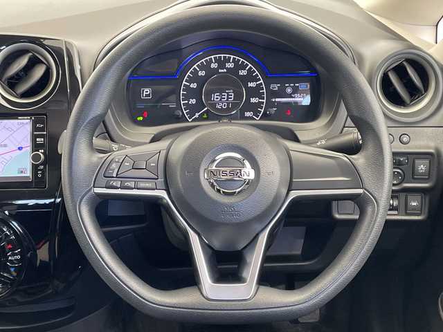 日産 ノート e－パワー X 栃木県 2019(令1)年 5万km ブリリアントシルバー 純正ナビ/(CD-DVD/TV/Bluetooth)/衝突被害軽減ブレーキ/踏み間違い防止/車線逸脱警報/アラウンドビューモニター/スマートルームミラー/アイドリングストップ/ABS/インテリジェントキー/盗難防止装置/禁煙車/ETC/ドラレコ/全方位バックカメラ/純正アルミホイール/純正フロアマット/コーナーセンサー/プッシュスタート